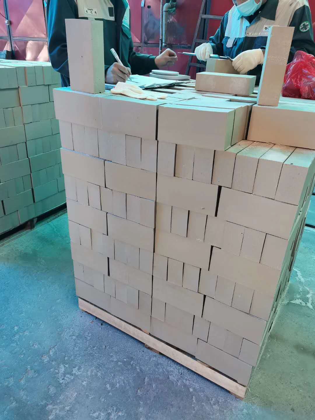 65厚耐酸磚今年處于一直是缺貨狀態(tài)，而且價(jià)格高，那么為什么會(huì)出現(xiàn)這種情況